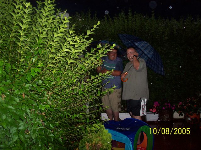 MI CUÑADO Y YO, HACIENDO UNA BARBACOA BAJO EL AGUA